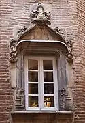 Hôtel Bérenguier Bonnefoy (torre), ventana gótica (1513) con modillones que representan bustos en estilo renacentista.