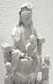 Guanyin (Bodhisattva de la Compasión) con niños; "China blanca" estatuilla de Dehua.