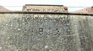 Lienzo con troneras y fecha 1812 grabada con los disparos efectuados con balas de cañón por las tropas de Wellington para conmemorar el asalto a los dos baluartes