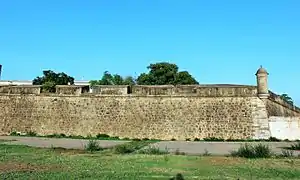 Gran lienzo oeste con garita y troneras