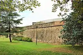 Auditorio sobresaliendo de un lienzo