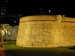 Baluarte de Santiago en la noche.