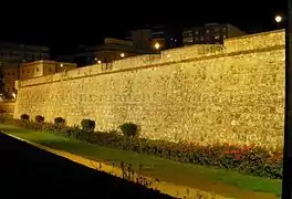 Muralla iluminada en la noche.