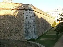 Unión de dos lienzos en el extremo oriental del baluarte