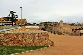 Vista desde el exterior del flanco oeste