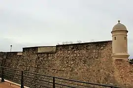 Lienzo de muralla al noroeste con garita y troneras