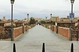 Puente de Palmas desde el hornabeque que queda dividido en dos por el puente