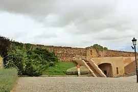 Zona interior del baluarte rehabilitada con puerta y portillo superior.