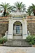 Capilla dedicada a la Virgen de la Soledad, patrona de la ciudad, con una imagen suya en el interior. Fue construida trasladando en su integridad la fachada de la antigua ermita situada en la actual plaza de su nombre donde hoy se levanta el edificio de La Giraldilla y que fue adosada al lienzo de la muralla entre los baluartes de San José y de San Vicente.