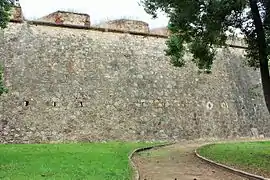 Gran lienzo con troneras y aspilleras