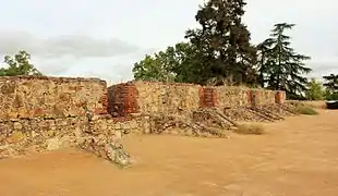 Interior del baluarte con troneras sobre la muralla