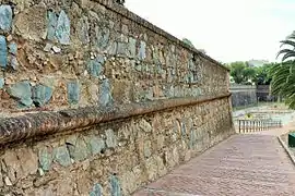 Bajada desde interior de la muralla al foso. Detalle de verdugada superior