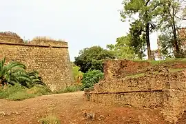 Lienzo del baluarte, murallas viejas y, en el medio, el foso.