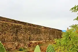 Lienzo al norte elevado sobre roca. Al fondo la Torre de Espantaperros.