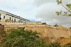 Zona alta del baluarte con troneras cañoneras en la parte superior.