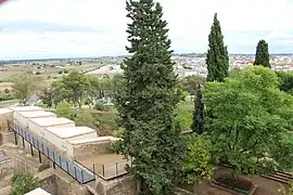 Vista hacia Mérida desde la zona alta del baluarte y troneras.