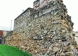 Restos de muralla en el extremo oeste