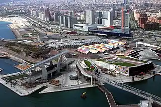 Vista del barrio con el Fórum de las culturas en primer plano.