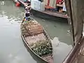 Un barquero vende piñas en Sadarghat en el Buriganga