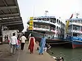 Grandes embarcaciones que esperan en Sadarghat en el Buriganga para diferentes  destinos en Bangladesh.