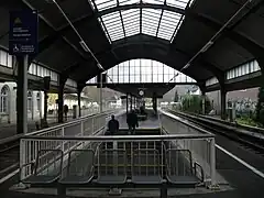 Cobertizo de tren con andenes