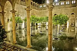 Pati dels tarongers del Palau de la Generalitat (Barcelona). El cortile principal del palacio es la llamada "galería gótica".