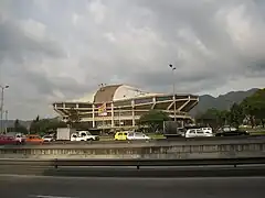 El coliseo desde la avenida NQS