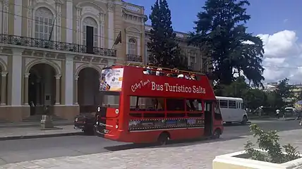 Vista de la entrada principal con proyección a la parte sur.