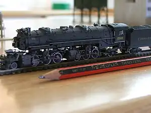 Modelo de una máquina 2-6-6-2 estadounidense en calibre N (escala 1:160), mostrado junto a un lapicero lápiz para apreciar su tamaño