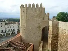 Torre Abarlongada desde el adarve de la muralla