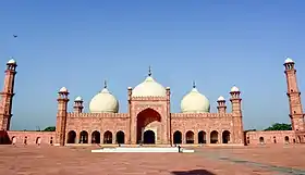 Mezquita Badshahi en Lahore, Pakistán, última época mogol, construida entre 1673 y 1674.