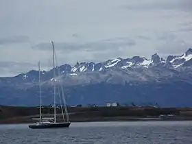 Barco velero en la bahía de Ushuaia.