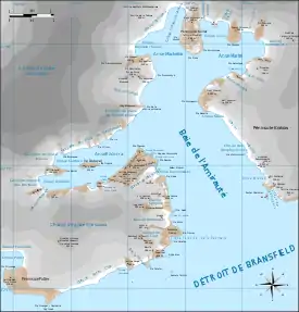 Mapa del área de la bahía Almirantazgo/Laserre. En la esquina inferior izquierda se observa el área de la base Carlini junto con el glaciar.