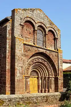 Portal de dovelas polilobuladas de la Iglesia Sainte-Foy de Bains