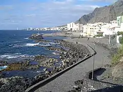 En primer término Bajamar con la playa de San Juan. Al fondo la localidad vecina de Punta del Hidalgo.