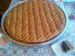 Baklava tradicional  en la vitrina de una tienda en Beypazarı, a la derecha unas muestras de "yaprak sarma" para los clientes.