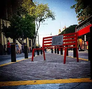 Antimonumenta a instalada frente a la rotonda de los jaliscienses ilustres