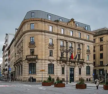 Banco de España con la Avenida de San Ignacio a la izquierda