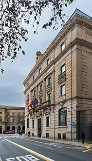 Banco de España visto desde el Paseo Sarasate. Al fondo se ve parcialmente el Palacio de Navarra.