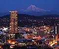 La U.S. Bancorp Tower con Mount Hood al fondo