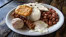 Bandeja paisa de Peñól de Guatapé en Antioquia, Colombia.