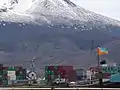 Bandera en el muelle náutico de Ushuaia.