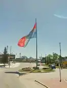 Bandera al ingreso de la ciudad