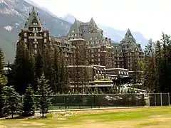 Banff Springs Hotel (1886-1888, 1911 (torre) y 1927, edificio principal), en el Parque Nacional Banff, Alberta