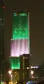 La torre iluminada en verde y rosa por Pascua