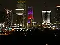 La torre iluminada de rojo y morado por el Día de San Valentín de 2008