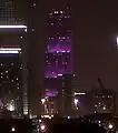 La torre iluminada de morado en Halloween