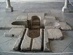 Baptistère déposé au sol dans une salle du musée national du Bardo.