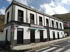 Antiguo edificio en la entrada del barrio.