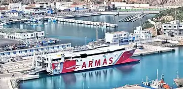 Barco de la Naviera Armas en el puerto de Alhucemas